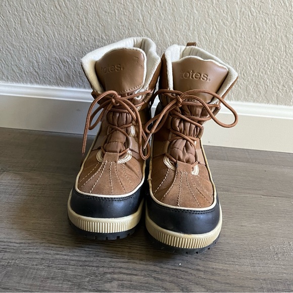 Totes woman’s Laurie Quilted Lace Up Waterproof Rain Ankle Boot Tan Black 8 - Picture 2 of 8